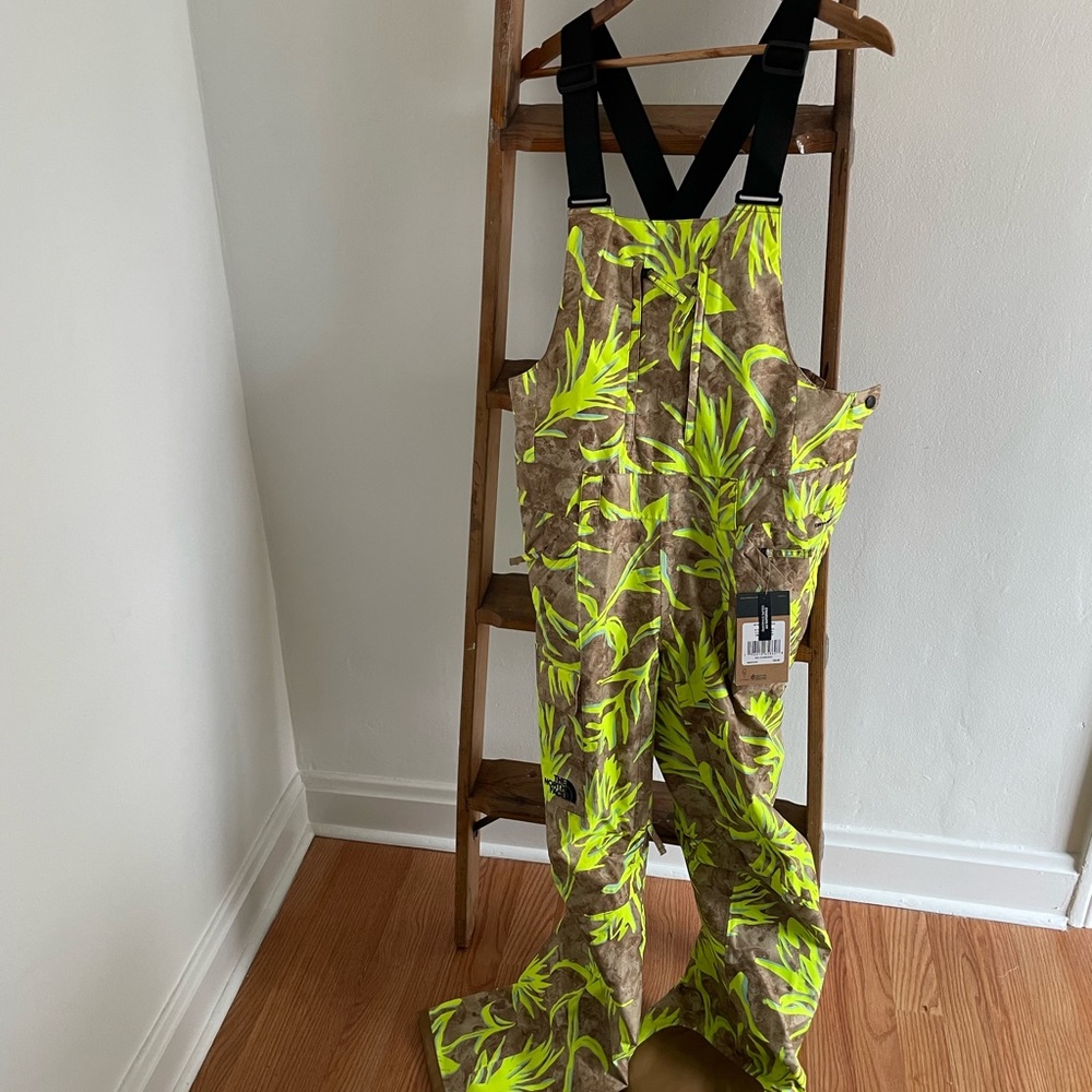 The North Face snow suit NWT size small